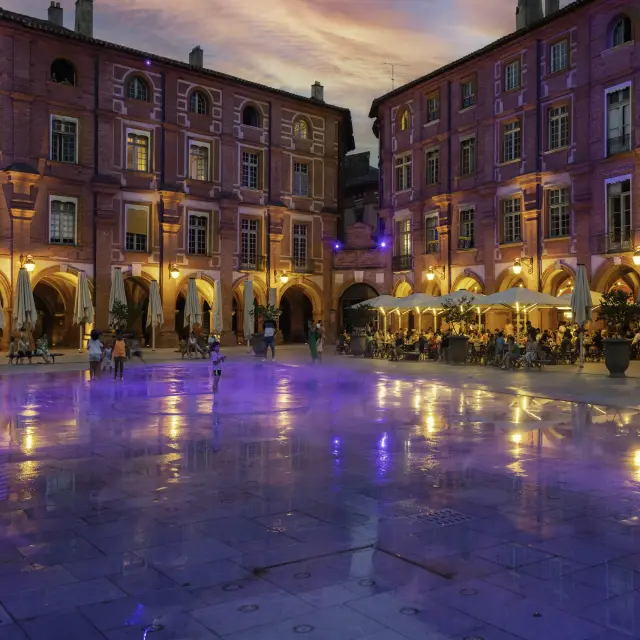 Europe, France, Occitanie, Midi-Pyrénées, Tarn-et-Garonne, Montauban, place Nationale,  // Europe, France, Occitanie, Midi-Pyrenees, Tarn-et-Garonne, Montauban, Nationale Place,